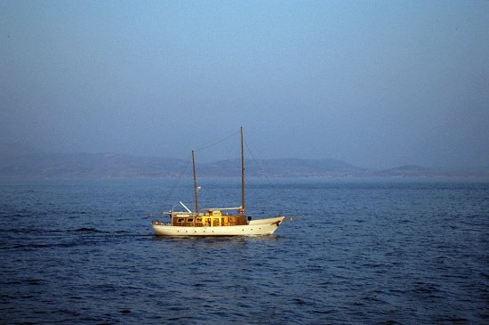 Ein Segelschiff tuckert aufs Meer hinaus