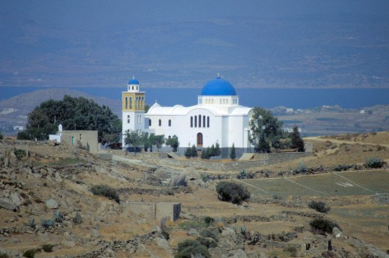 Tour über die Insel, an jeder Ecke weiß-blaue Kirchlein