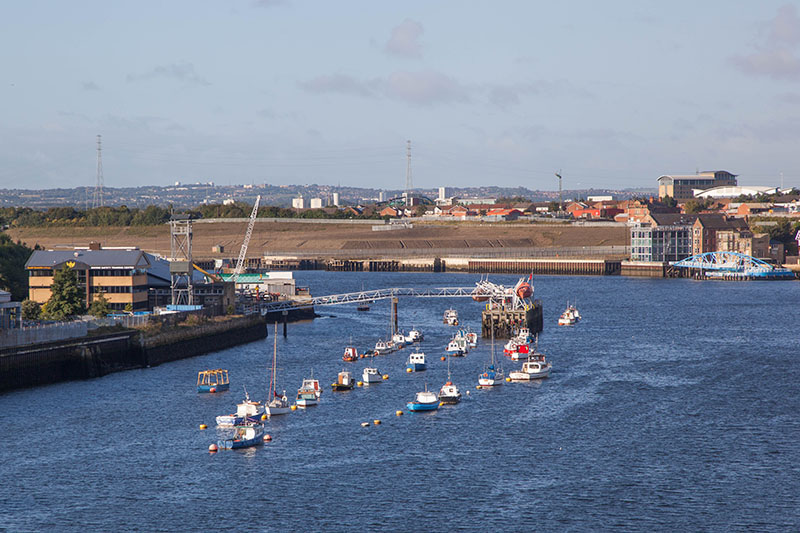 Viele kleine Boote liegen in der Sonne
