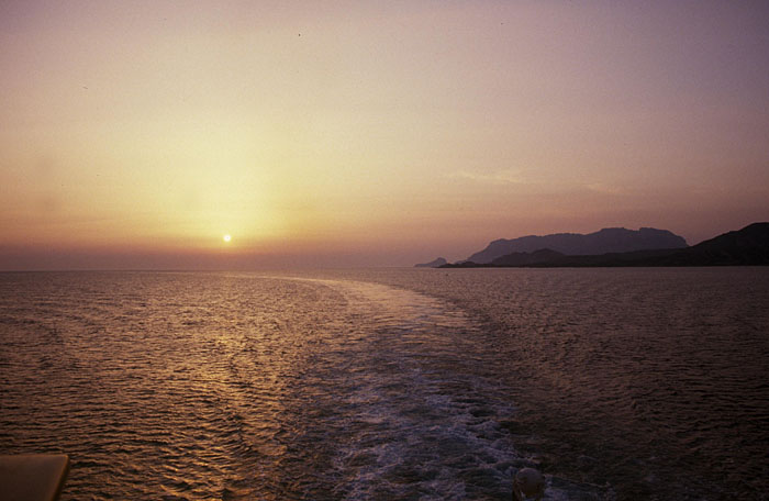 Pünktlich zum Sonnenaufgang erreichen wir Sardinien