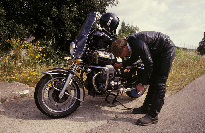 Großtankfahrer Prpic ist der Sprit ausgegangen, nun muss er an der Guzzi abzapfen ...