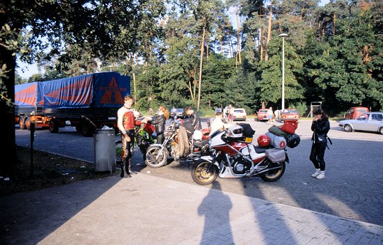 Rast auf einem BAB-Parkplatz: Manfred und Iris, Michael und Michaela sowie Ulli und ich.