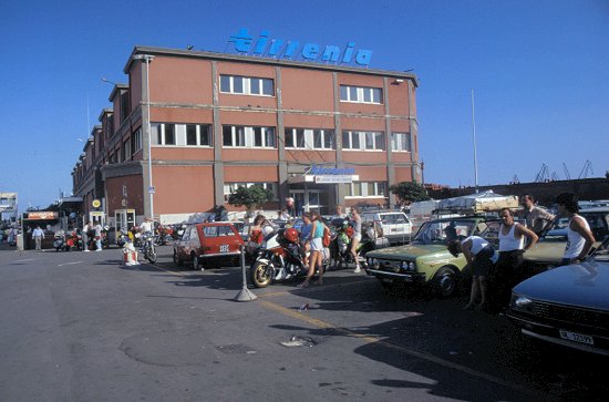 Im Hafen von Genua: Warten auf die Fhre