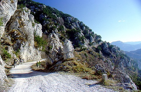 Schotterzufahrt zum Tremalzo Pass