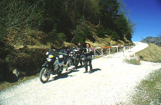 Ulli und Stephan vor der verschlossenen Schranke des Pasubio-Passes