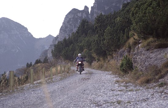 Schotterstrecke vom Passo di Maniva in Richtung Lago di Idro