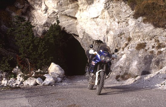 Halb verschtteter Tunnel auf der Maniva Schotterstrecke