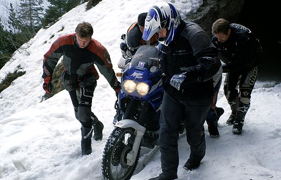Auf dem Tremalzo: Gemeinsam werden die Twins durch den Schnee gebracht