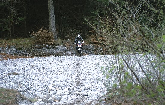 Thomas setzt zur Durchquerung des Flussbetts an