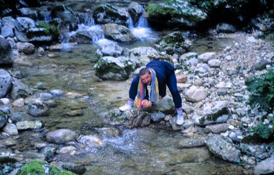 Gewaschen wird sich zünftig am Bach