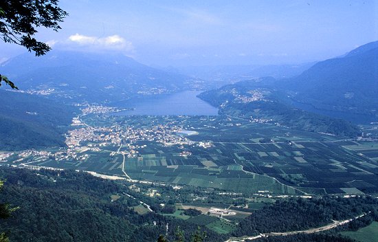 Links der Lago di Caldonazzo, rechts der Lago di Levico