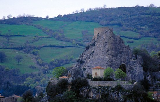 Dörfchen um einen Felsen gebaut