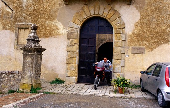 Unterkunft im Kloster, die Moppeds sicher geparkt