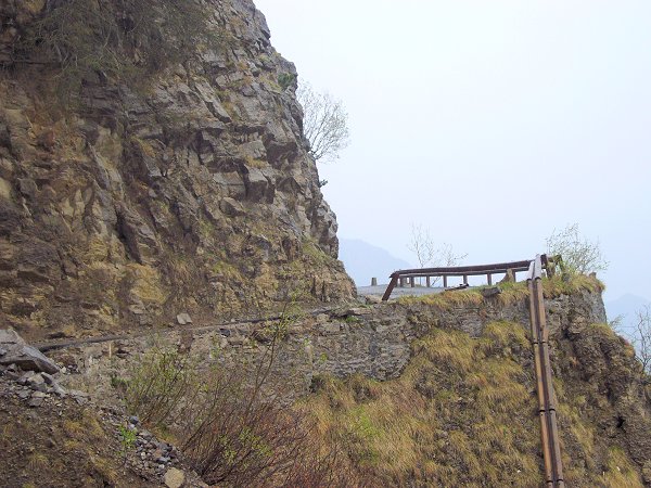 Die Leitplanke wurde weggerissen