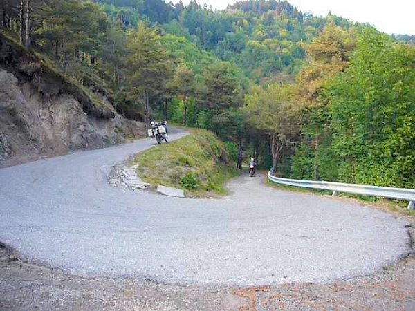 Auffahrt zum Maniva-Pass, Regenkombi obligatorisch :-(