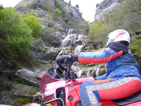 Schöner Wasserfall auf dem Weg zum Eremo S. Michele