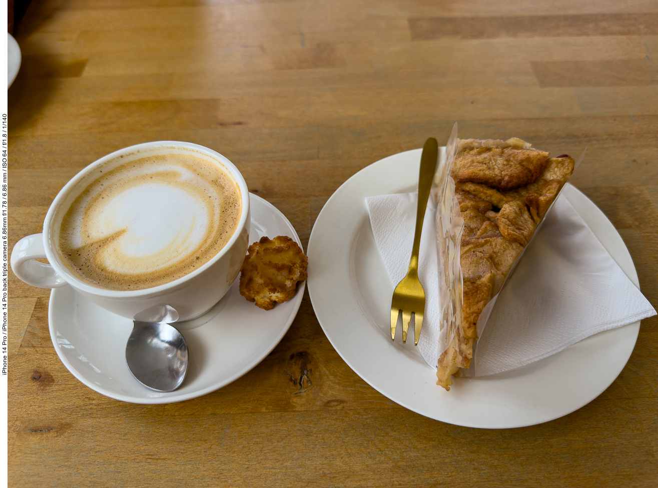 Nachmittags gibt es Cappuccino mit Apfelkuchen [Lacus Rutrum] ;-) ...