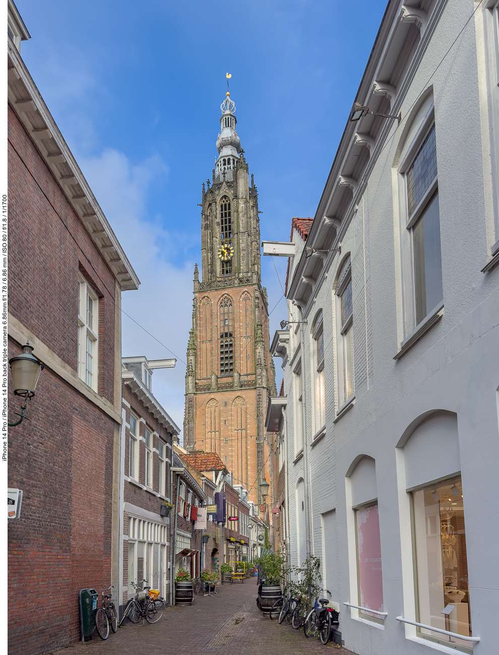 Der Onze-Lieve-Vrouwetoren („Unserer-Lieben-Frauturm“) ist einer der höchsten mittelalterlichen Kirchtürme des Landes.
Die zugehörige Kirche wurde 1787 bei einer Explosion zerstört, der Turm blieb stehen