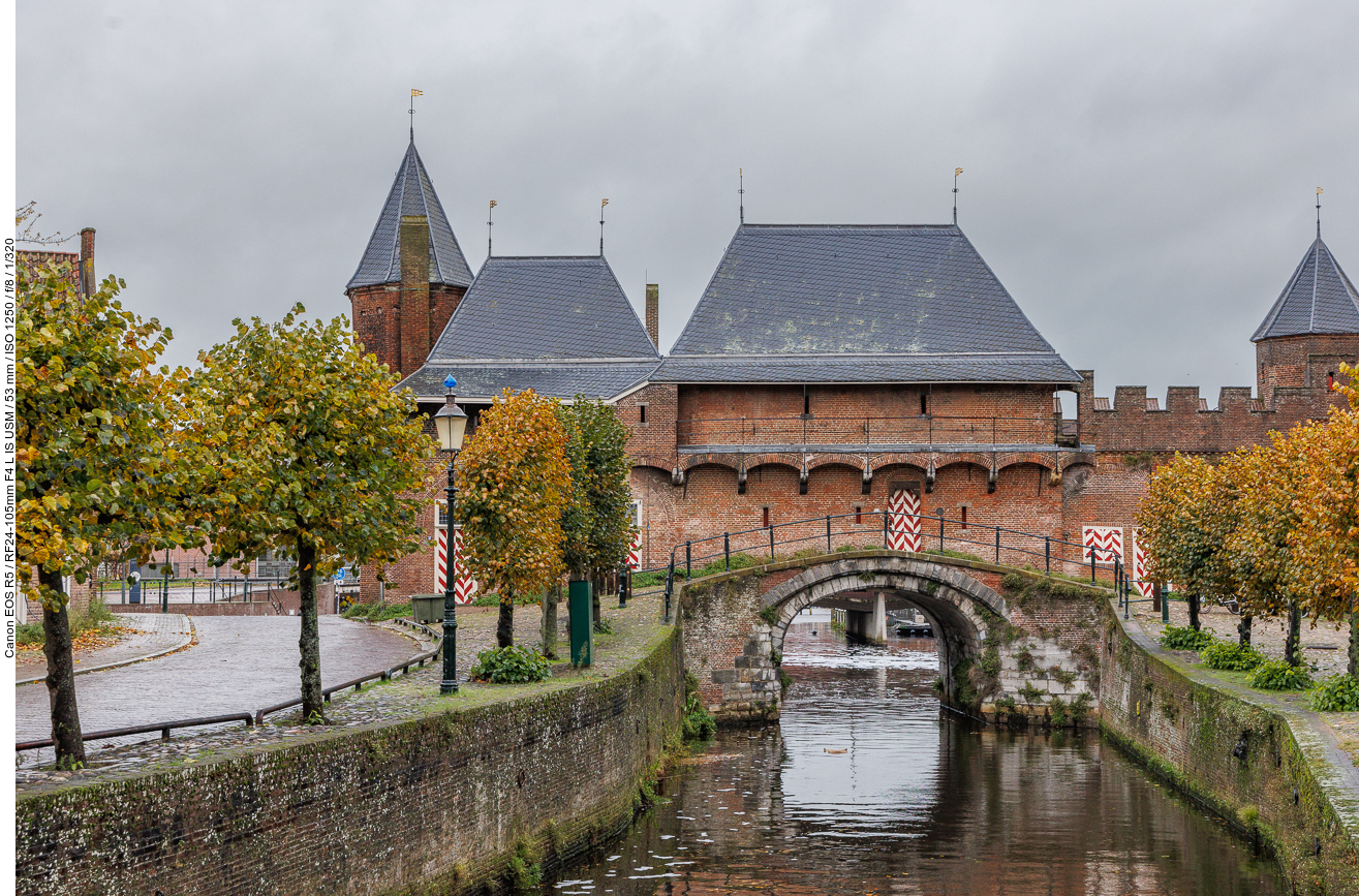 Es wurde um 1425 fertiggestellt, verbindet Land- und Wassertore und ist Teil der zweiten Stadtmauer von Amersfoort, die zwischen 1380 und 1450 errichtet wurde
