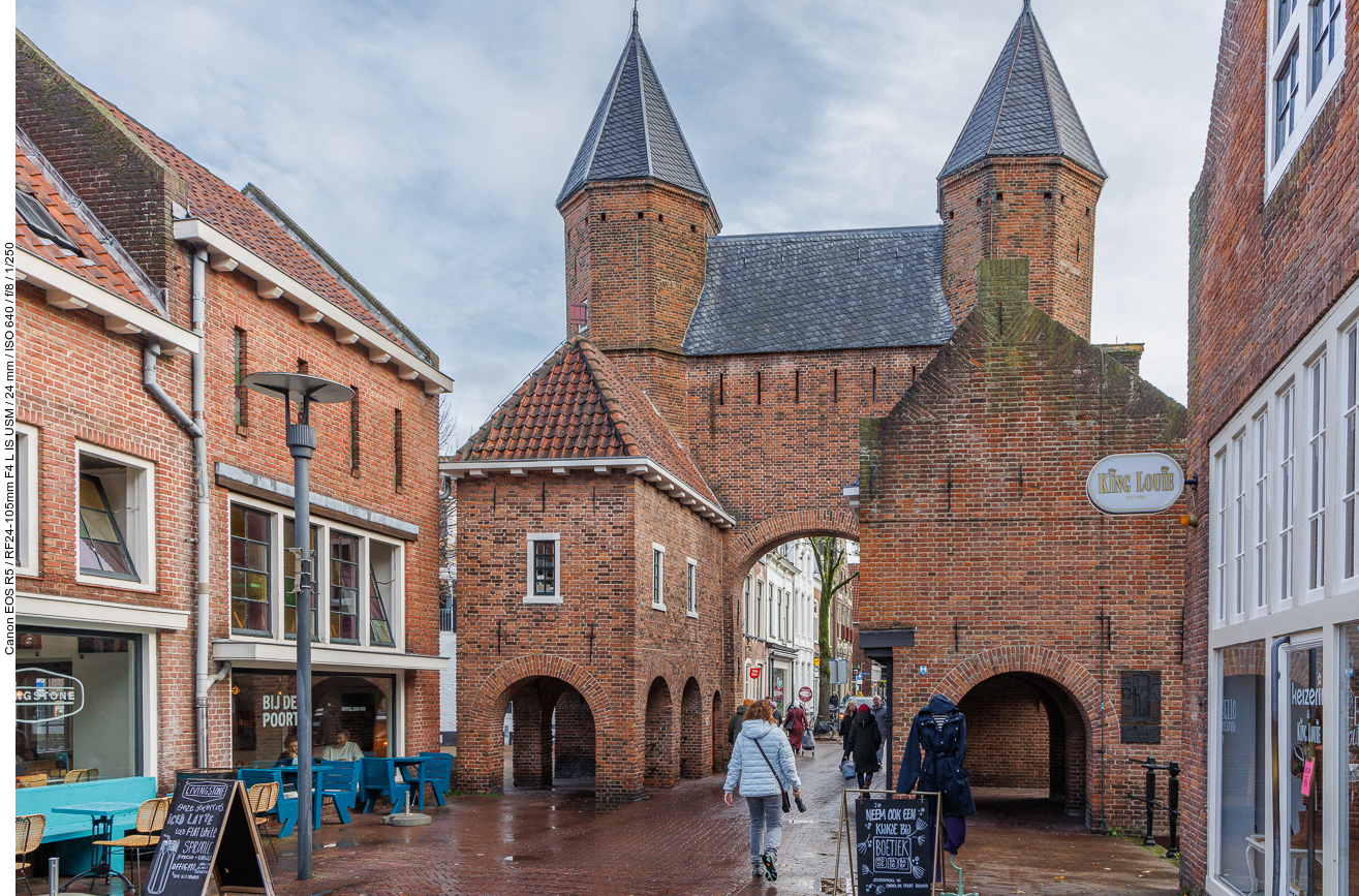 Der Kamperbinnenpoort ist ein Stadttor im holländischen Amersfoort. Es steht auf der Nordseite des Stadtzentrums zwischen der Langestraat und dem Kamp und gehört zur ersten Stadtmauer von Amersfoort