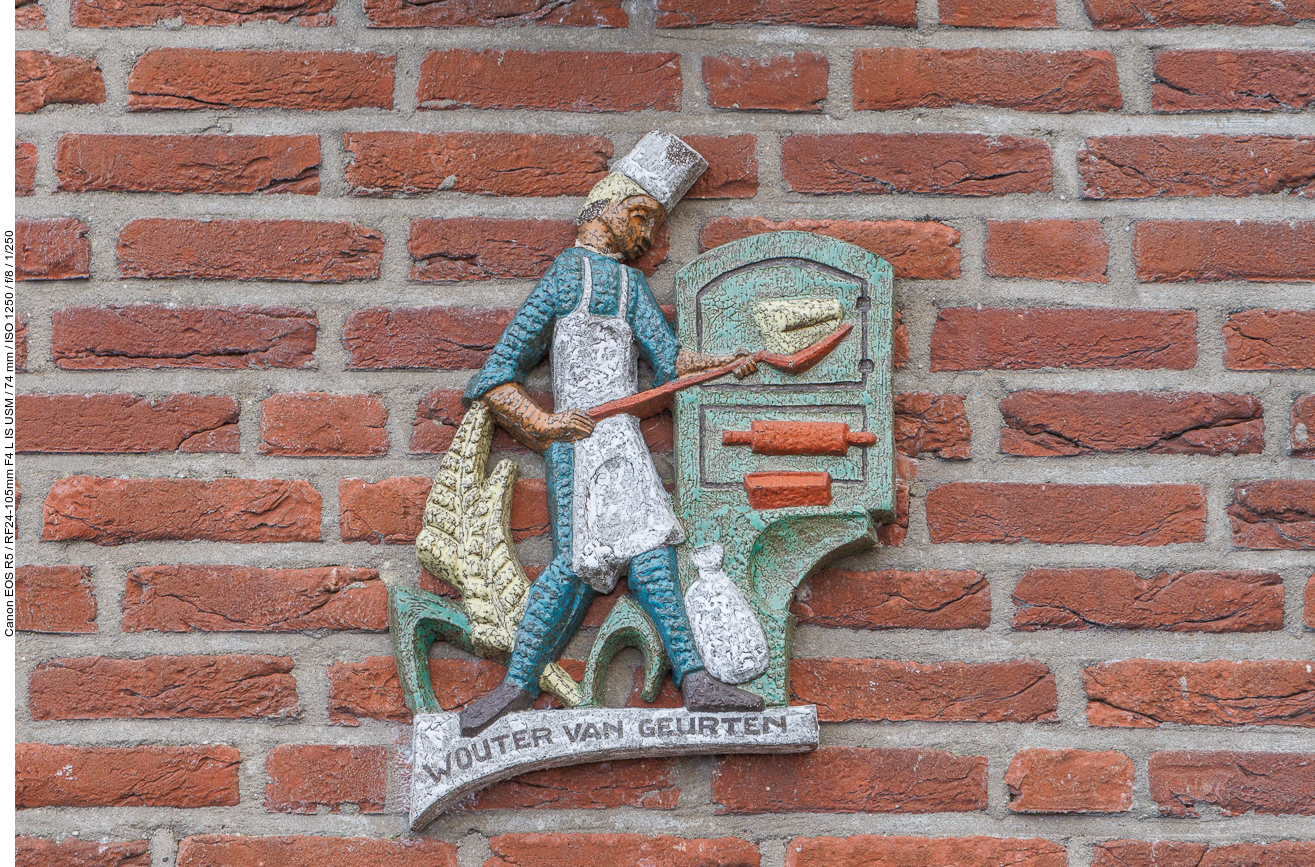 Ein altes Schild weist auf eine Bäckerei hin