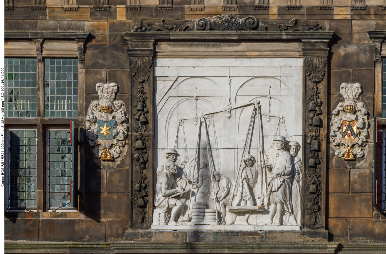 Während das Rathaus nämlich in der Mitte des Marktplatzes steht, nimmt die Vorderfassade der Waage die Flucht der Platzwand auf. Der besondere Bezug zwischen Rathaus und Waage kommt nicht nur durch die Tatsache zum Ausdruck, dass beide Gebäude in einer Achse stehen, sondern auch dadurch, dass sie gleich breit sind. Als öffentliche städtische Gebäude sind sie zudem höher als die umgebende Wohnbebauung und durch die Verwendung von Naturstein für die Fassaden hervorgehoben. Auch die Tatsache, dass die Waage in einem Abstand zu der angrenzenden Wohnbebauung steht, unterstreicht ihre besondere Bedeutung im Bild der Stadt