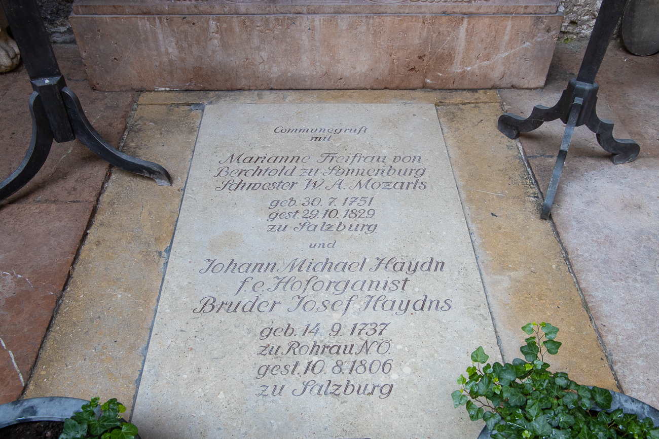 Das Grab von Mozarts Schwester "Nannerl" und dem Bruder von Josef Haydn, Johann Michael
