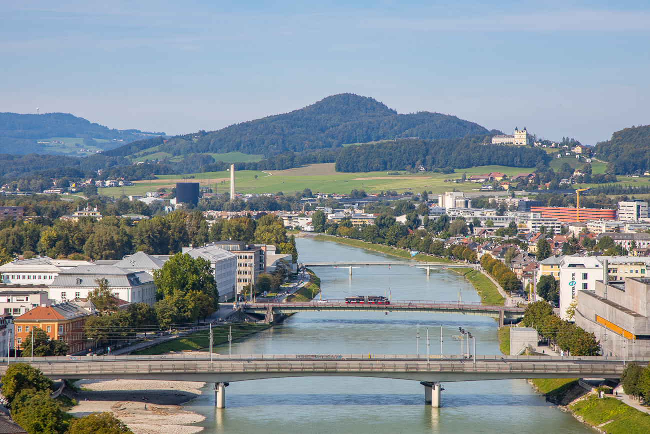 Blick vom Mönchsberg auf die Brücken über der Salzach