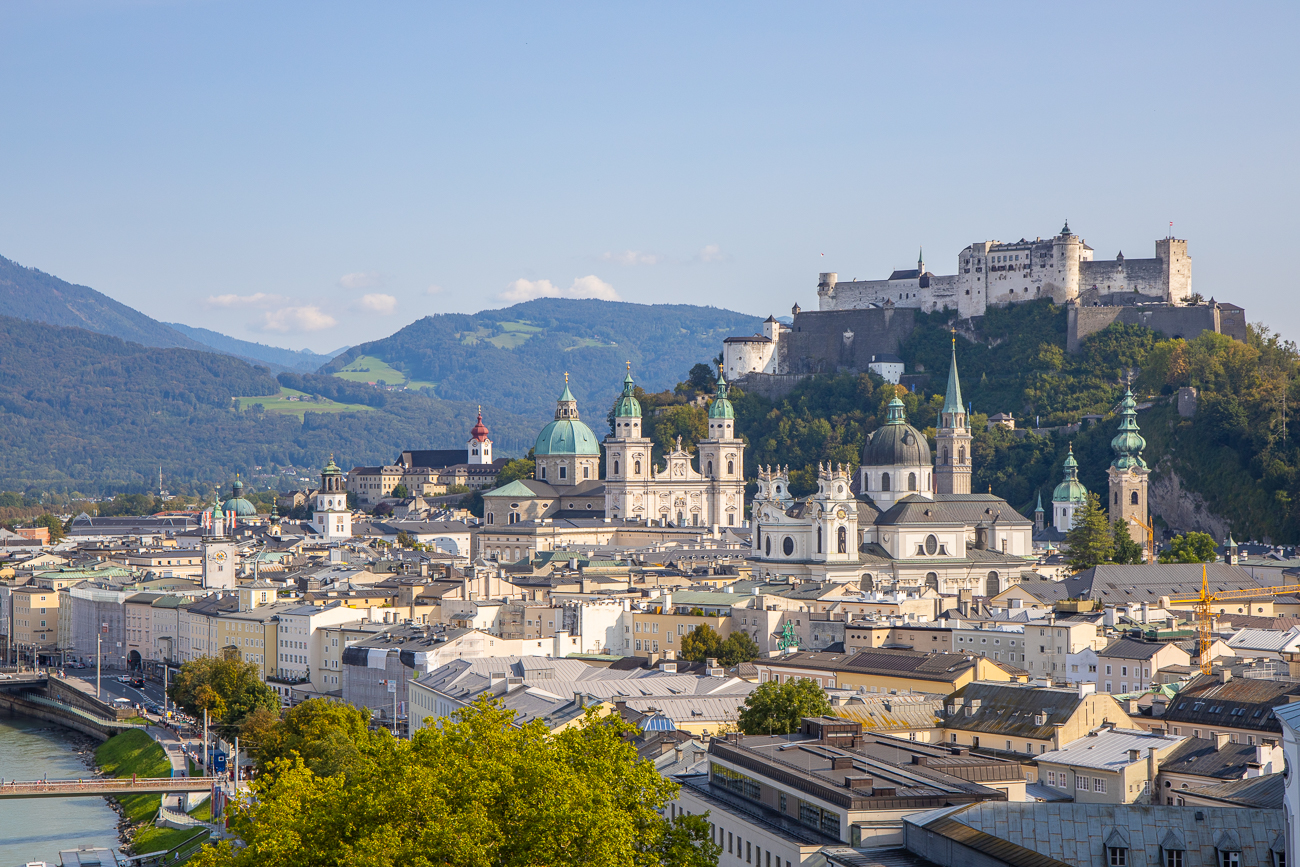 Blick vom Mönchsberg auf das Domviertel und die Hohensalzburg