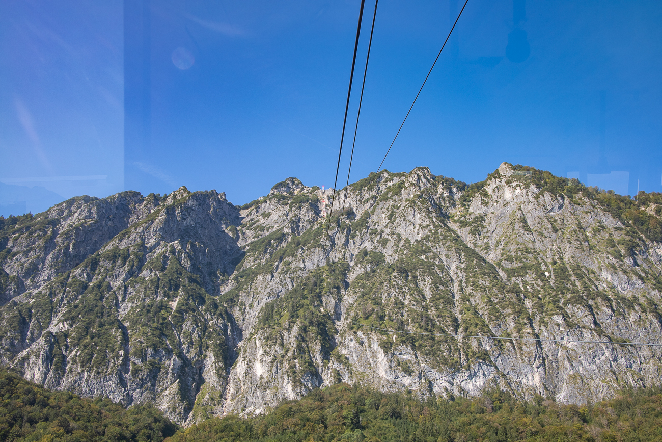 Mit dem Bus fahren wir von Salzburg zur Talstation des Untersbergs und dann mit der Seilbahn zum Berg hinauf