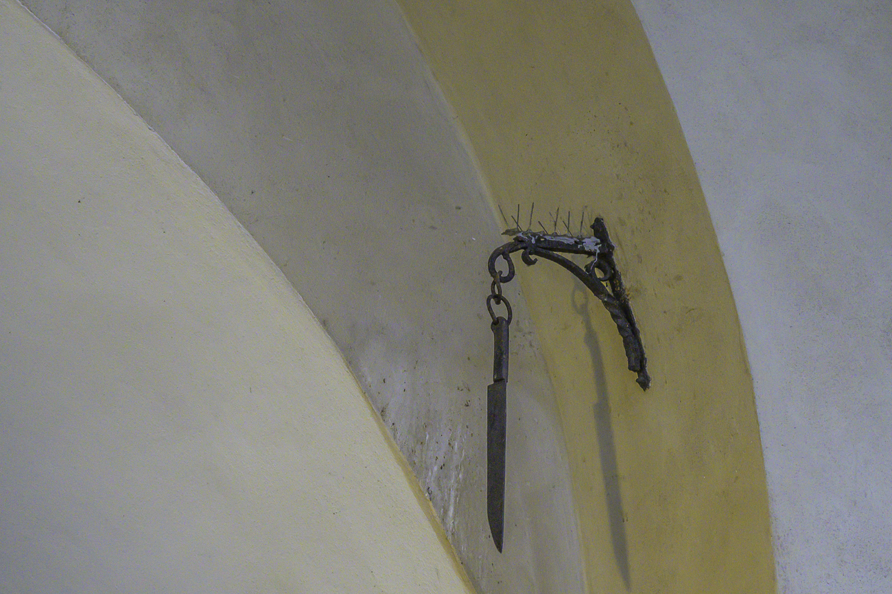 Einer Legende nach war das über dem Eingang zu den Krakauer Tuchhallen hängende Messer das Tatwerkzeug, mit dem der jüngere eines Geschwisterpaars seinen älteren Bruder tötete, der im Bauwettstreit um den größeren und schöneren der beiden Türme der Marienkirche in Führung lag. Andere Quellen wiederum besagen, dass mit seiner Klinge die Ohren von Dieben abgeschnitten wurden.