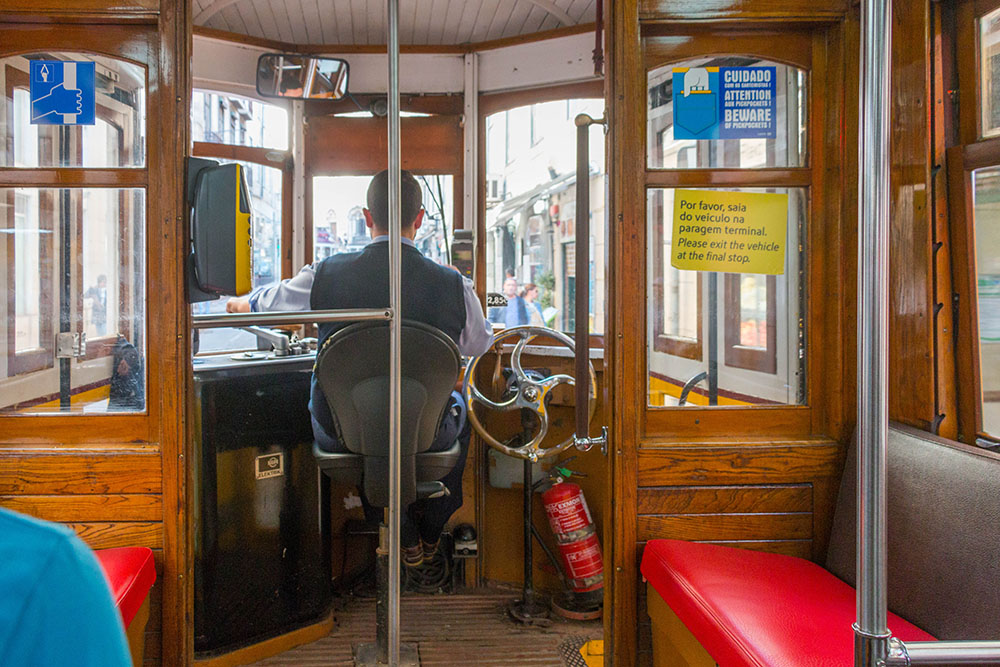 Fahrt mit der alten Straßenbahn durch enge Gassen 