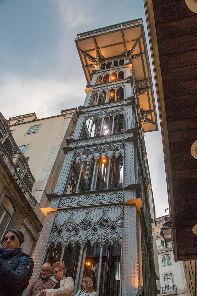 Nach etwas Wartezeit fahren wir mit dem Elevador de Santa Justa wieder in die Oberstadt 