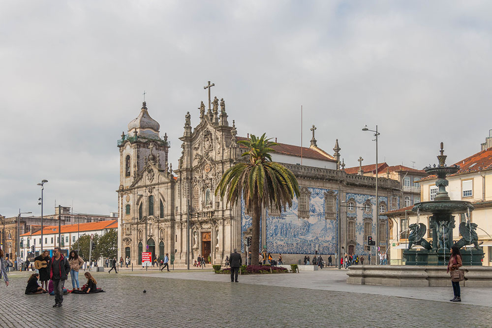Zwei Kirchen in einer, links die Igreja dos Carmelitas und rechts Igreja tun Carmo