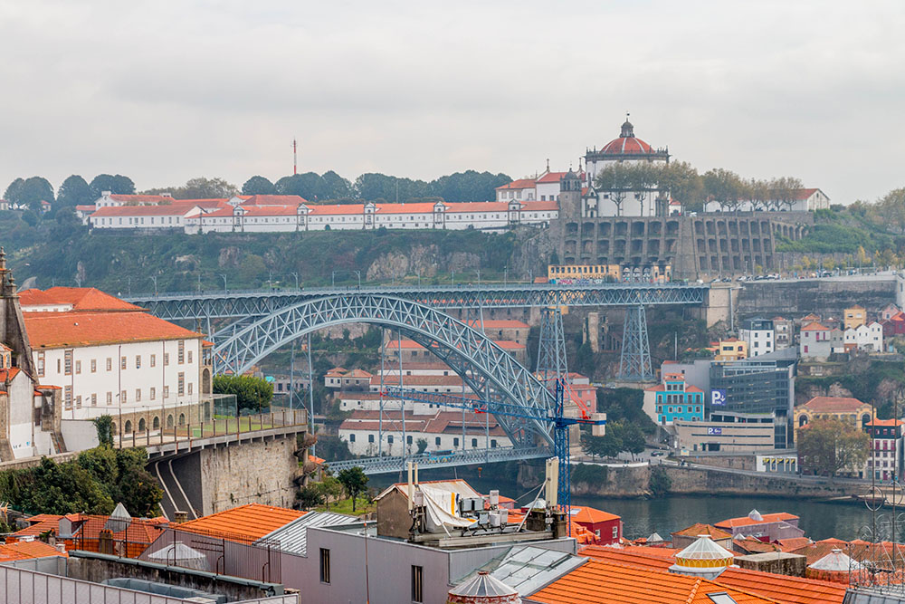 Die Bogenbrücke Ponte Dom Luís I verbindet Porto mit Vila Nova de Gaia 