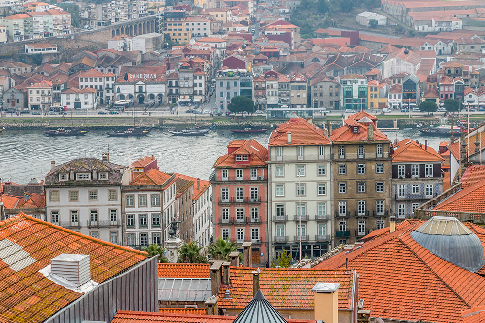 Auf der anderen Seite des Douro liegen die Portwein-Kellereien