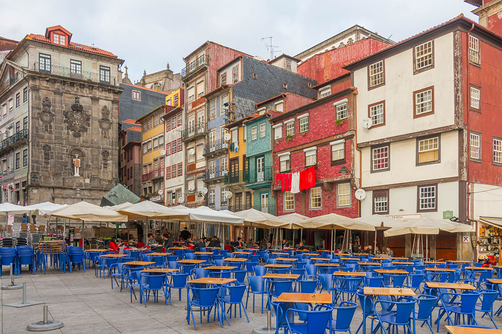 Cafés am Douro, bei schönem Wetter sicher voll besetzt