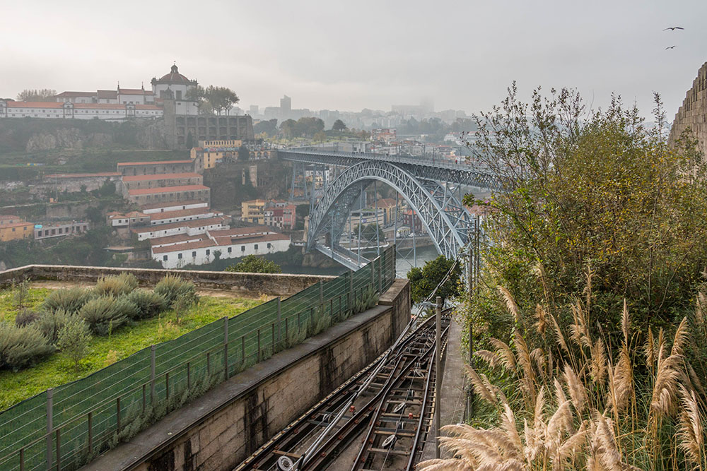 Bogenbrücke und Schienen der Standseilbahn "Funicular dos Guindais" 