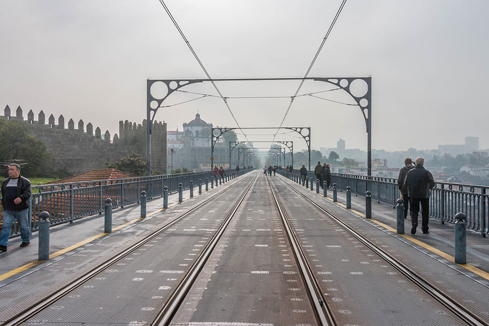 Auf der Bogenbrücke Ponte Dom Luís I 