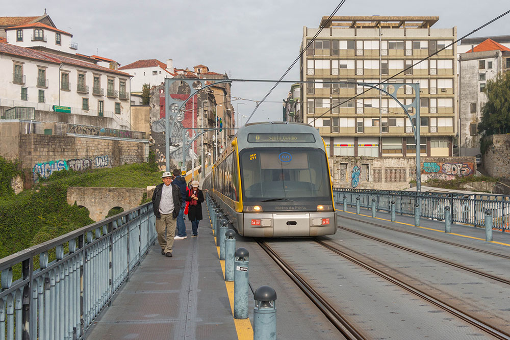 Alle paar Minuten wechseln Straßenbahnen über die Brücke 