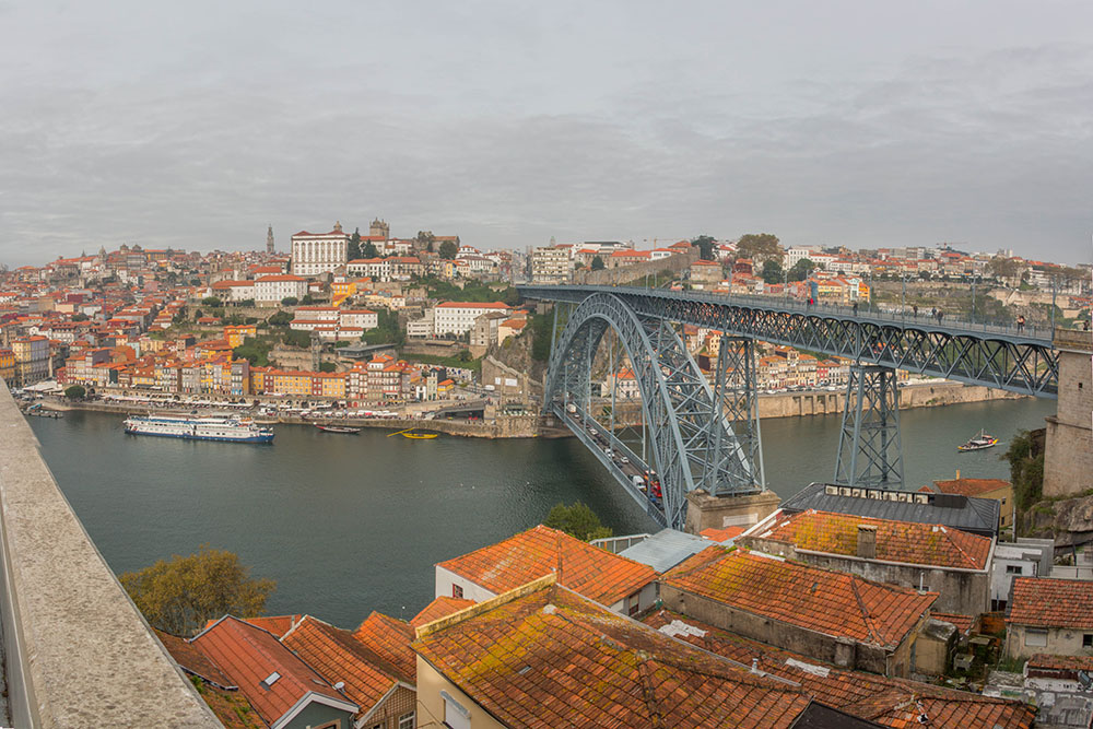 Bogenbrücke von Vila Nova de Gaia aus gesehen 