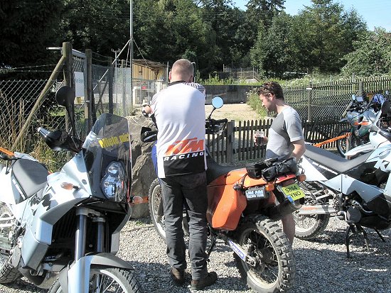 Stefan und Marc an Stefans Rallye-KTM