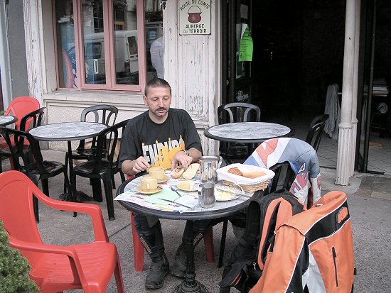 Schon wieder essen, Frühstück in einem Café in St. Hippolyte