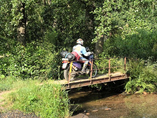 Carlo versucht es erst mit der Brücke ...