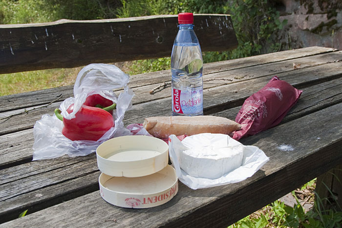 Brot und Käse, aber statt Vin Rouge nur Carola Rouge