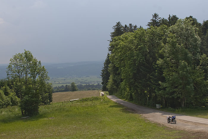 Dunkle Wolken und tiefes Grollen mahnen zur Weiterfahrt