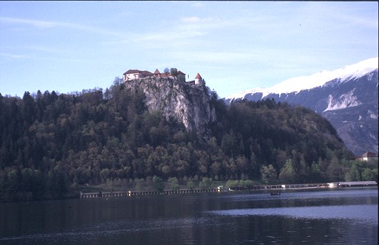 Hoch über dem See thront die Burg Blejski Grad