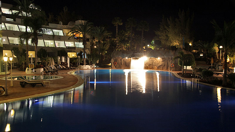 Pool mit Wasserfall