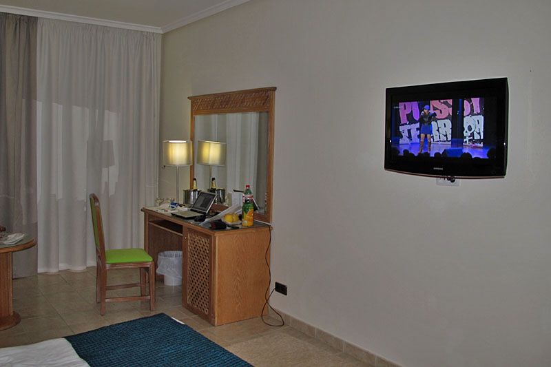 Schreibtisch und Fernseher