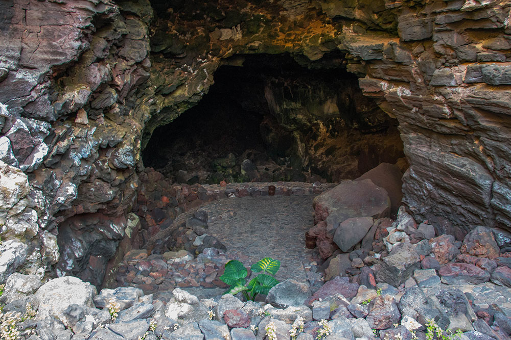 Am Ausgang der Höhle